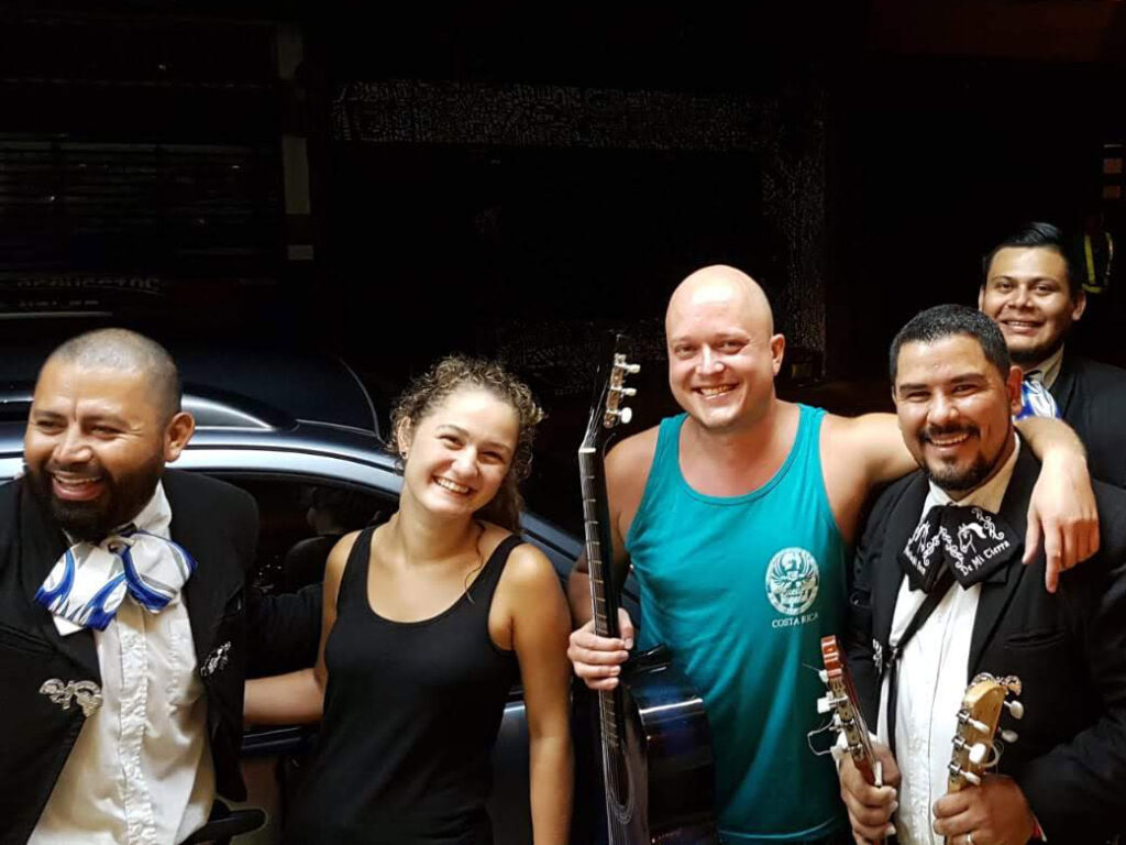 Nach einem spontanen Konzert mit einer mexikanischen Gruppe auf der Straße in Costa Rica